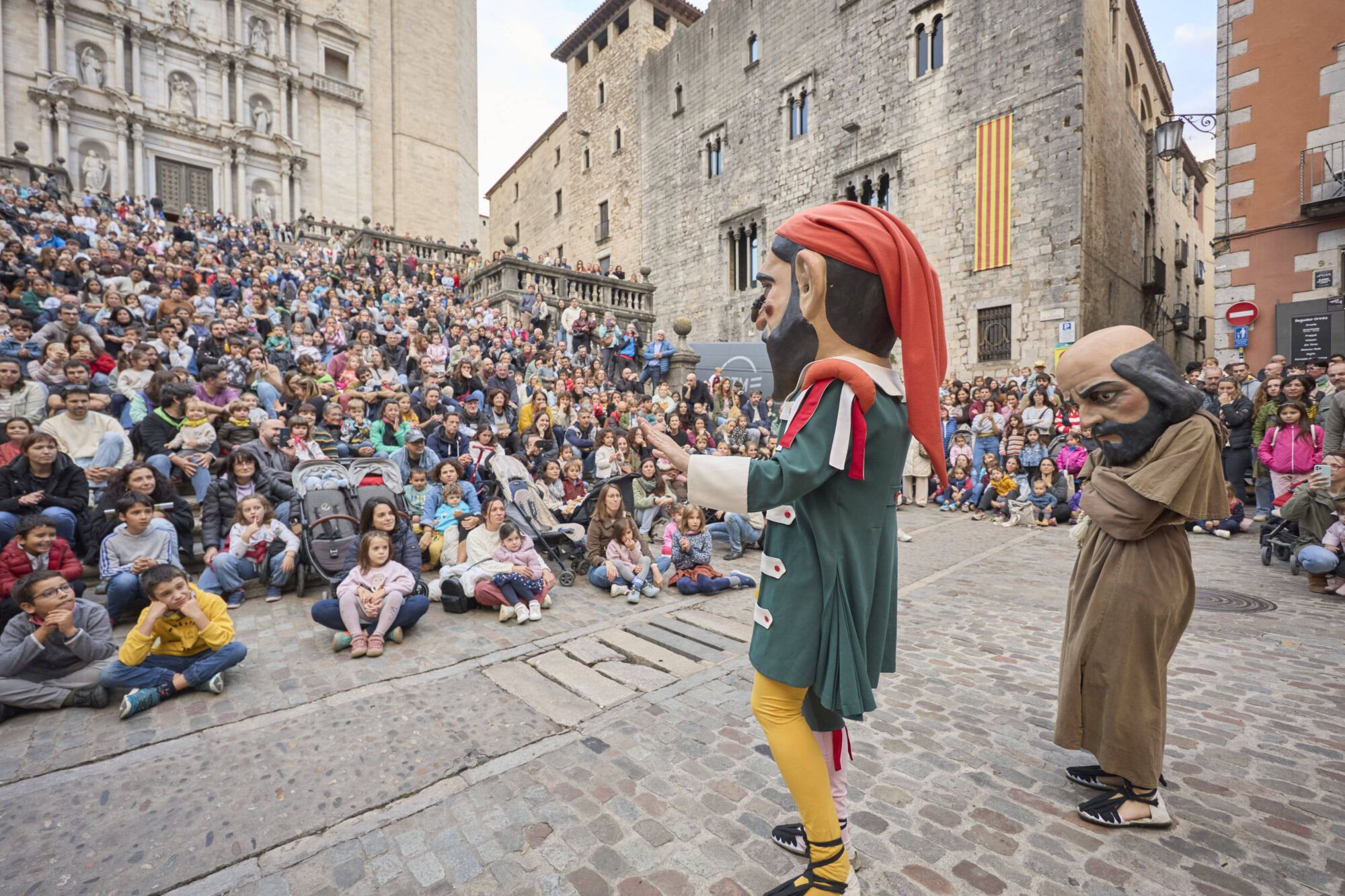Les fotos de la passejada de capgrossos i gegants a la plaça de la catedral de Girona