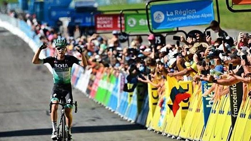 Roglic supera una caída y mantiene el liderato