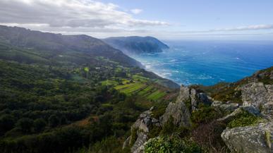 La ruta de senderismo en la que verás la cascada más impresionante de España: 72 metros de caída al océano