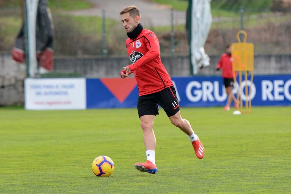 El preparador deportivista, Natxo González, ha facilitado la convocatoria del equipo coruñés tras el entrenamiento de esta mañana.