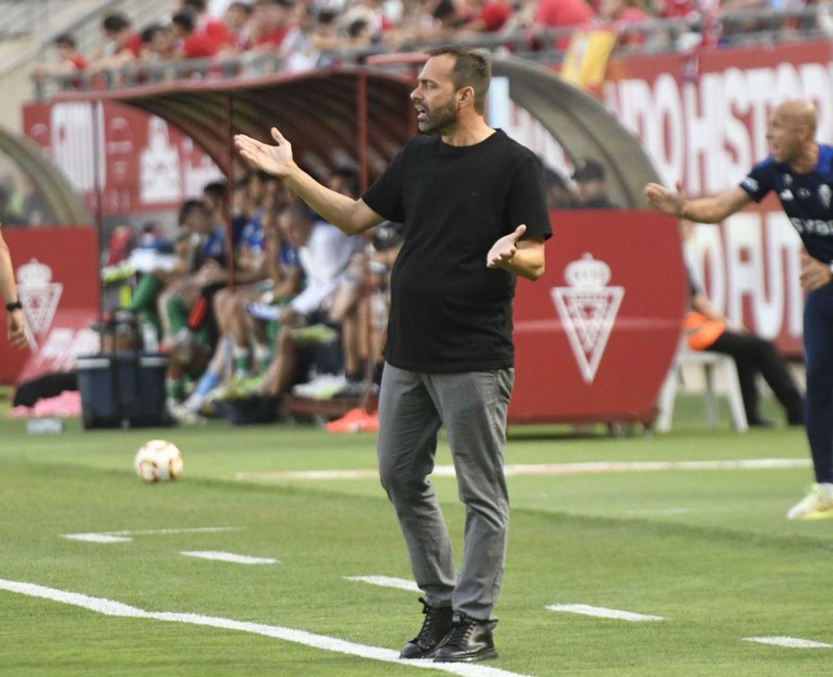 Fran Fernández, en la banda durante el partido. | ISRAEL SÁNCHEZ