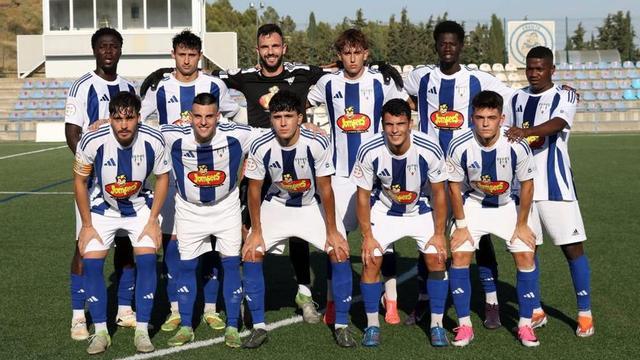 El equipo antes del encuentro de pretemporada frente al Atlético Cirbonero en Luchán. | TONI TORRANO