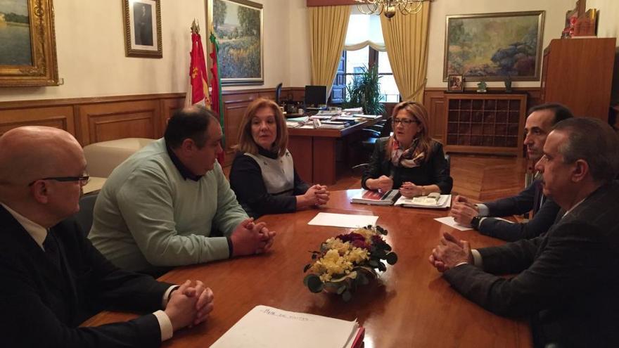 Martín Pozo y García Prieto, en la reunión mantenida hoy en la Diputación Provincial.