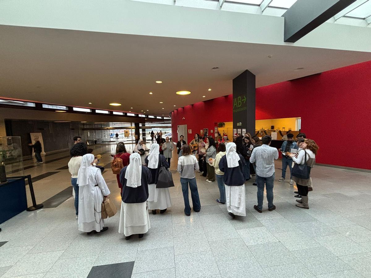 La Pastoral Universitaria de Oviedo llena de villancicos las habitaciones de HUCA