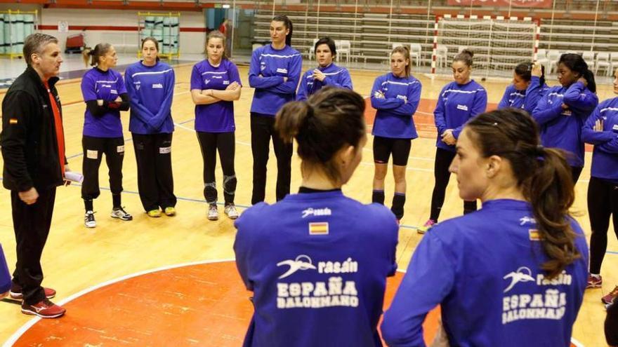 Jorge Dueñas, a la izquierda, se dirige a &quot;las Guerreras&quot; antes de realizar un entrenamiento en Gijón.