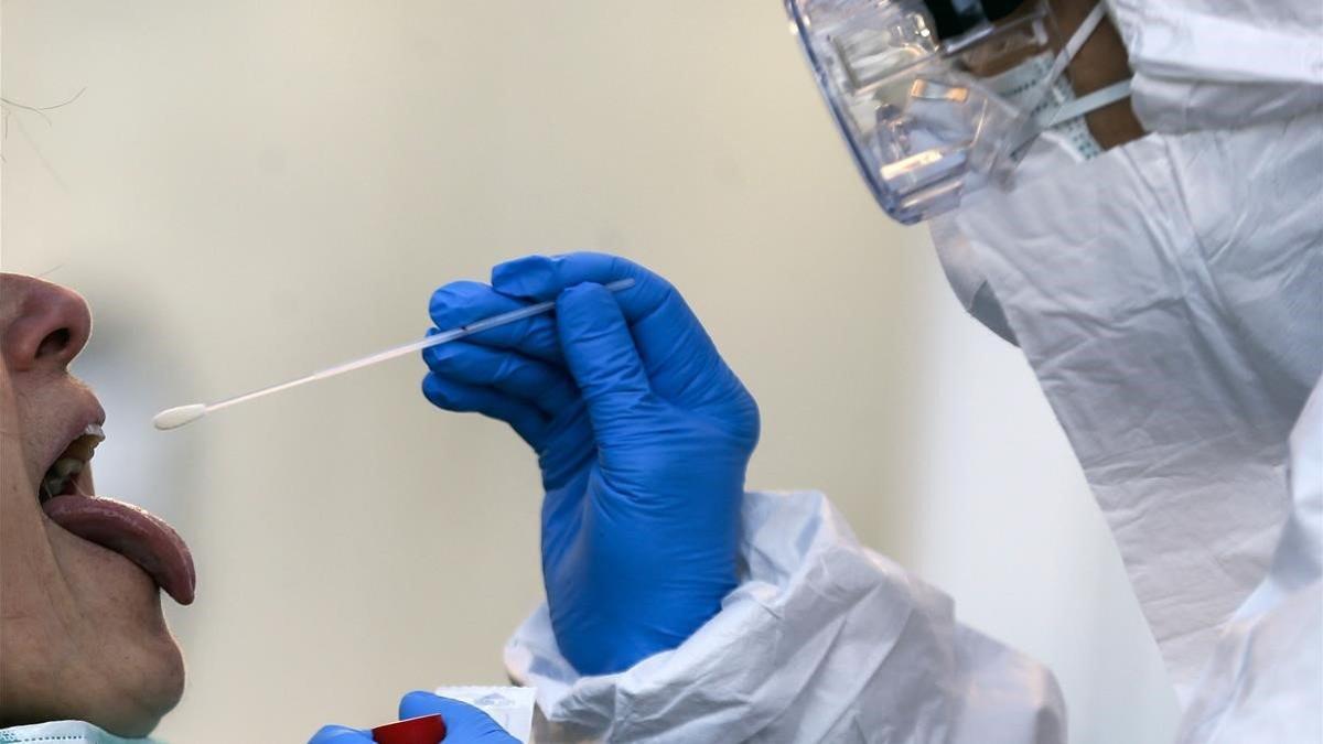 Toma de muestras para un test de coronavirus