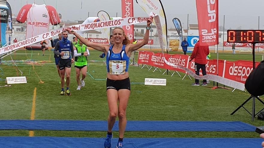 Raquel Hernández celebra la victoria en la edición del 2019 de la Ruta de la Miel.