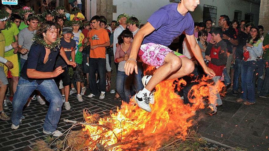 Un joven salta los mágicos «focs de Sant Joan».