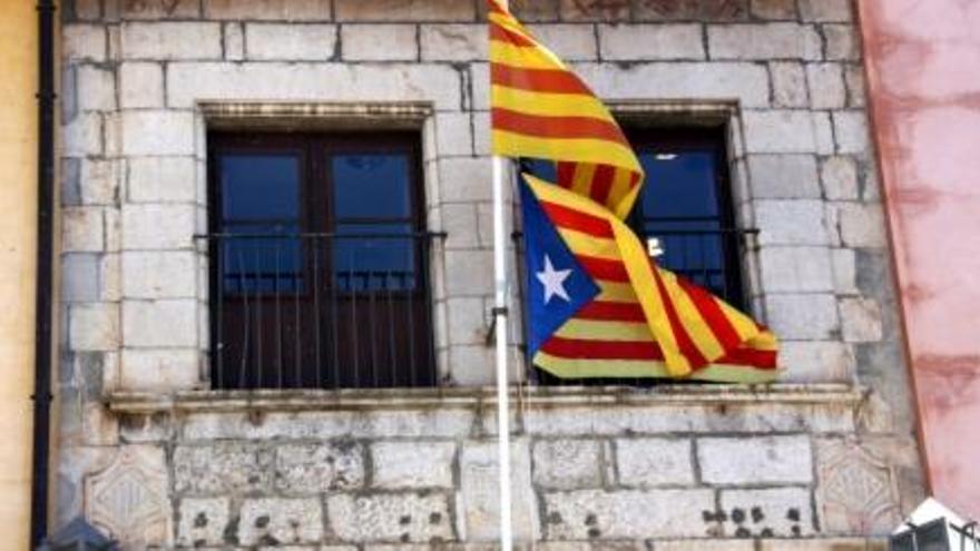 L&#039;estelada i la senyera onejant a la façana de l&#039;Ajuntament de Torroella de Montgrí .