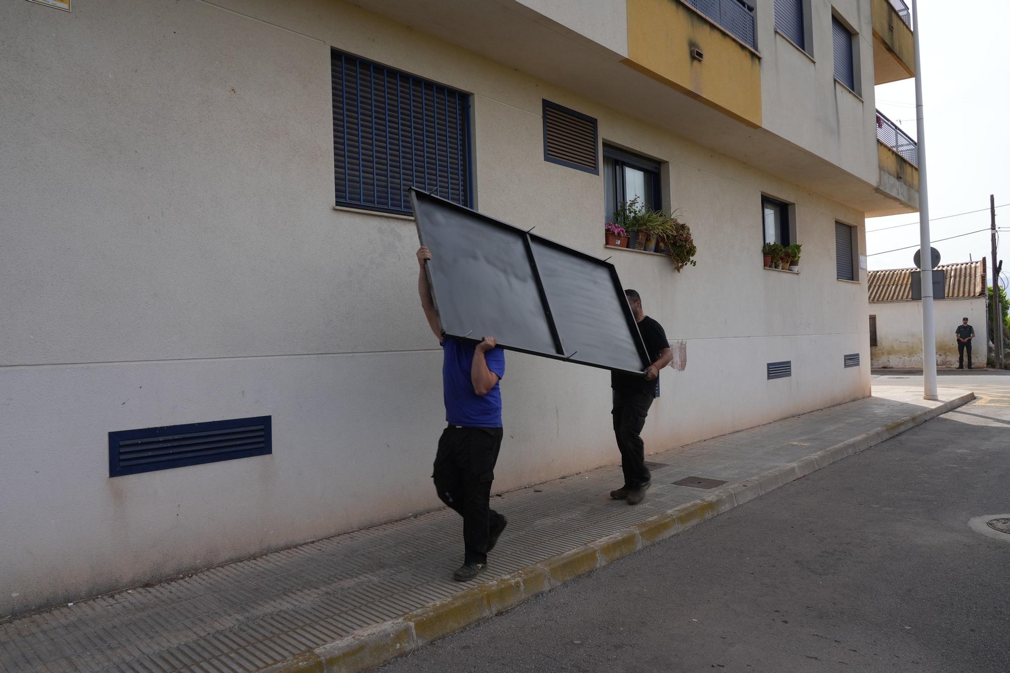 Fotos del operativo para desalojar los okupas de un bloque de pisos en Moncofa