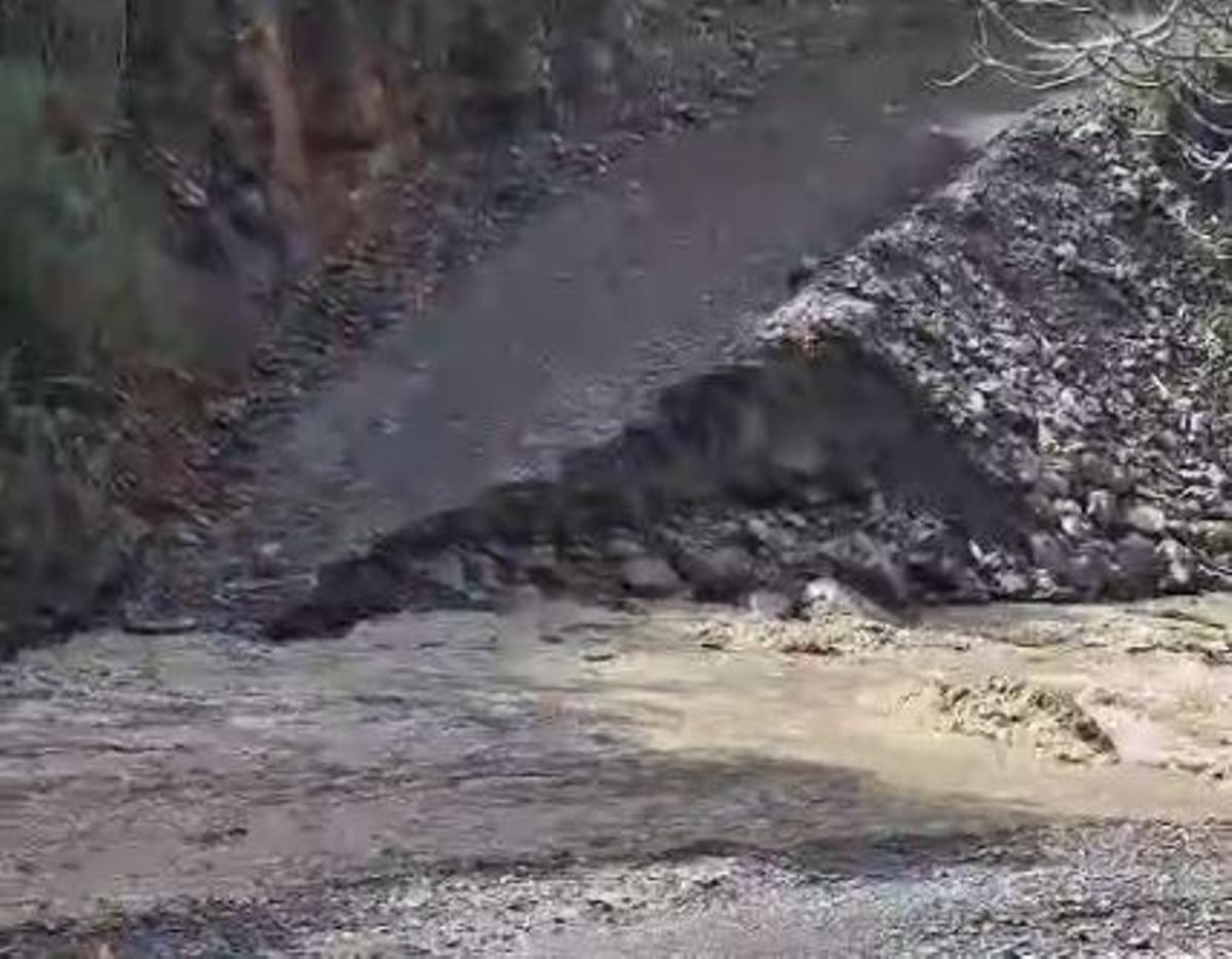 Imagen del arroyo Jaboneros y el carril cortado en los Montes deMáaga, en la actualidad.