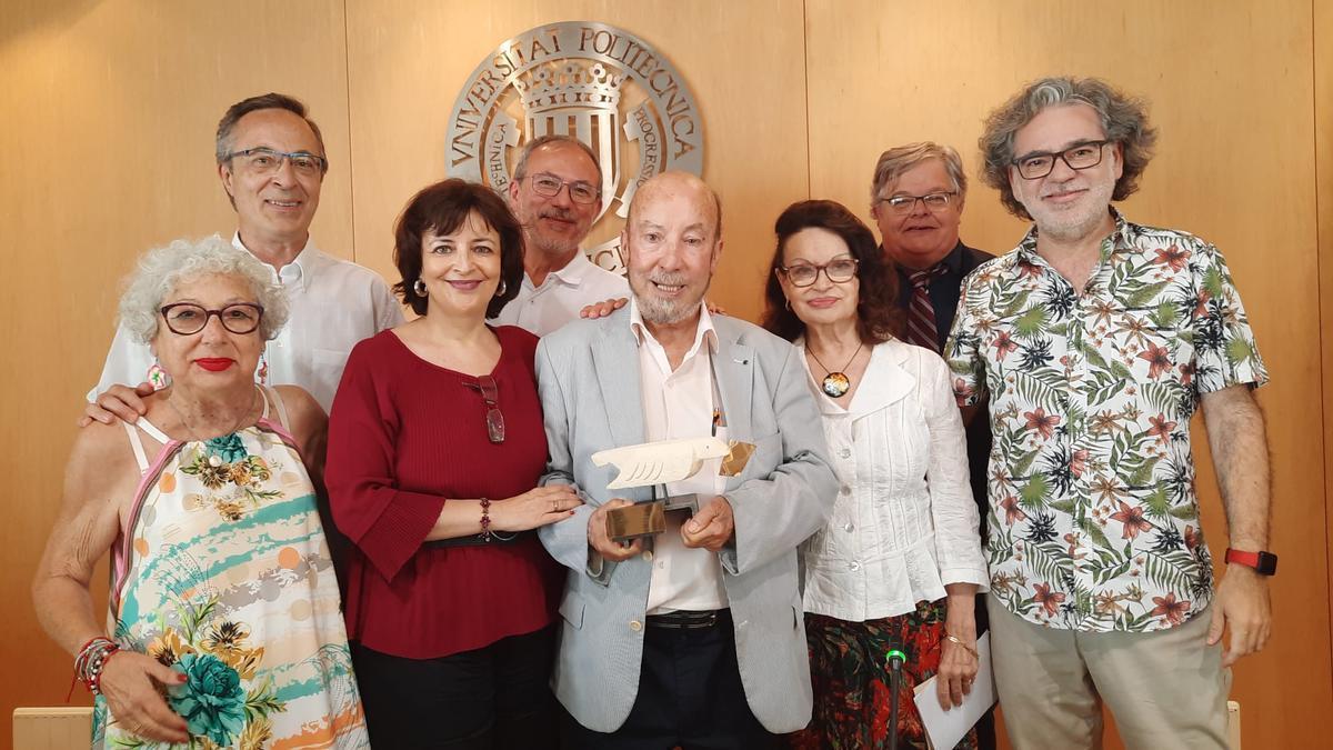 Antonio Colomer Viadel, en el centro, junto a su familia.