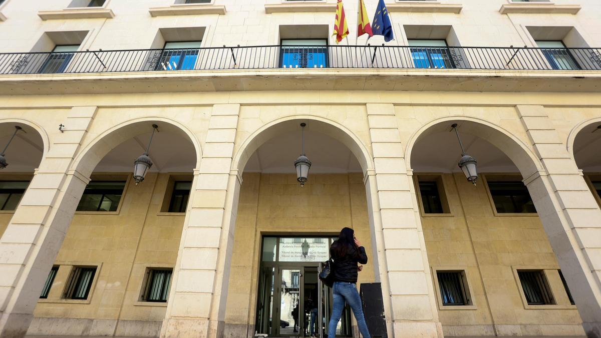 Fachada de la Audiencia Provincial de Alicante que ha celebrado el juicio este martes.