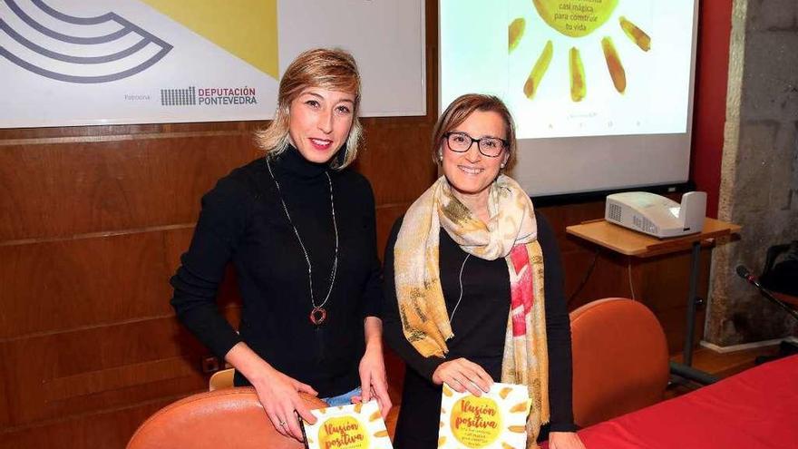 Lecina Fernández (derecha) y María Ferreiro, ayer en el Club FARO. // Marta G. Brea