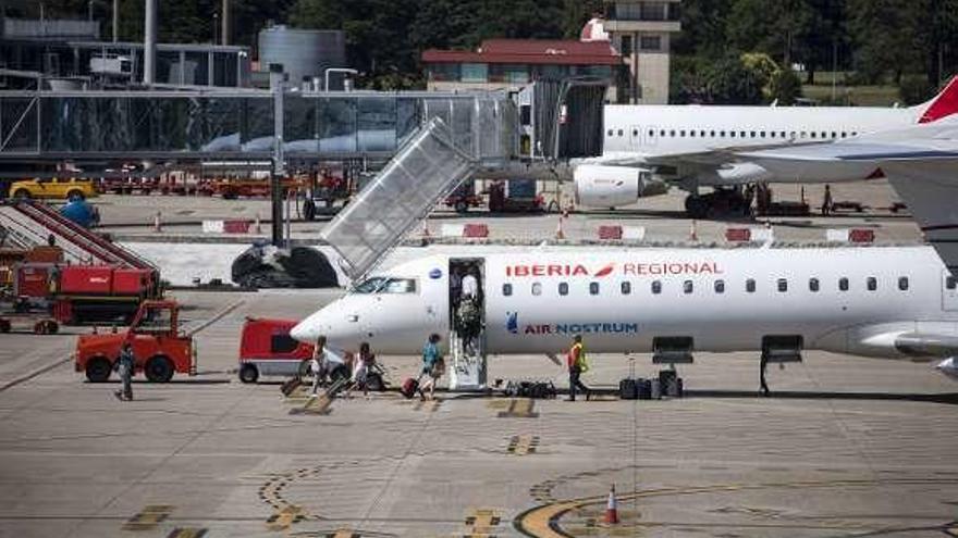 Un avión de Air Nostrum en la pista de Peinador. // Cristina Graña