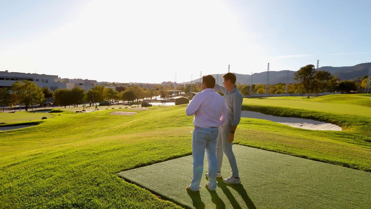 Federico López, a la izquierda, y Rafael Gómez, sobre la pista de &quot;Pitch and Putt&quot; del Arruzafa Golf.