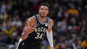 Giannis Antetokounmpo en un partido de su última temporada con los Milwaukee Bucks.