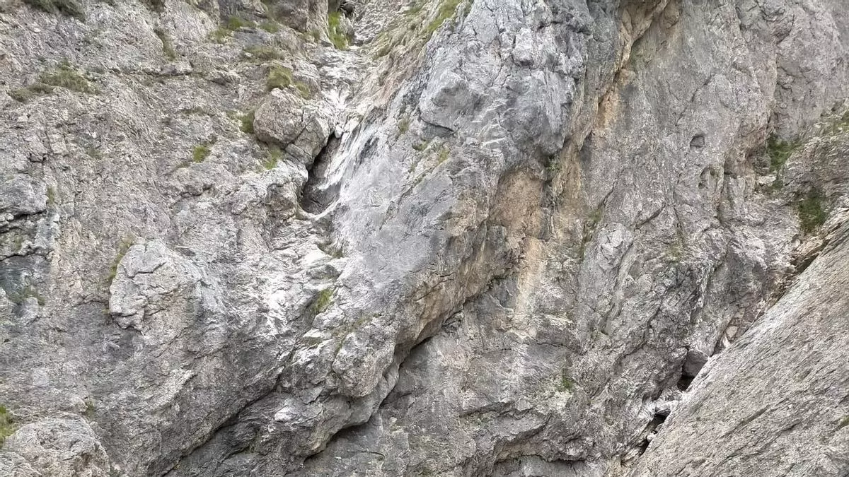 Rescate en helicóptero de un montañero en los Picos de Europa