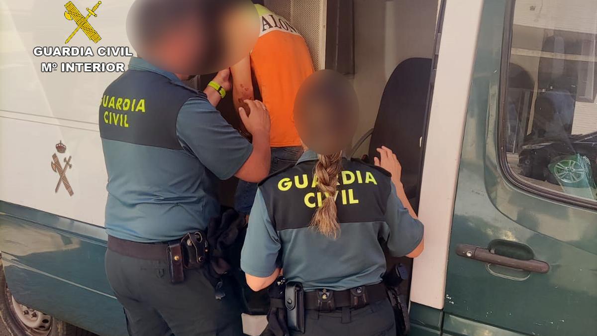 El sospechoso es introducido en un vehículo policial tras su detención en Mazarrón.