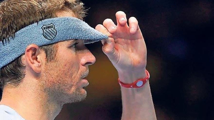 Mardy Fish, con la pulsera en su partido contra Nadal el pasado fin de semana.  // Efe