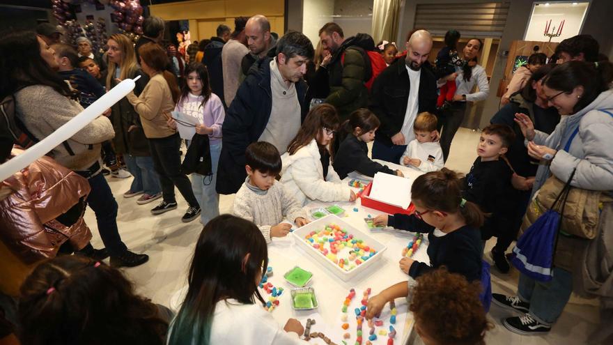 Fiesta infantil en el centro comercial de Los Rosales, con talleres, sesión disco, espectáculo de magia y campanadas especiales