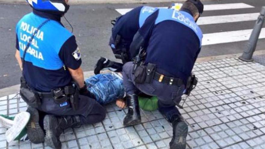 Agentes de Policía Local y Policía canaria en un servicio.