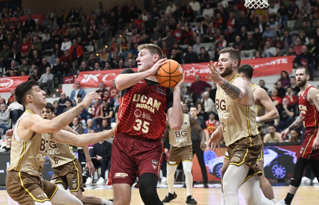 Todas las imágenes del partido del UCAM Murcia contra el Bàsquet Girona