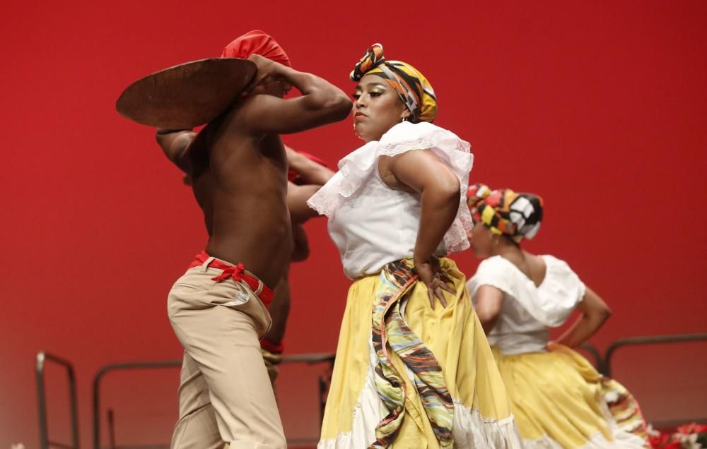 Primera sesión del festival folclórico