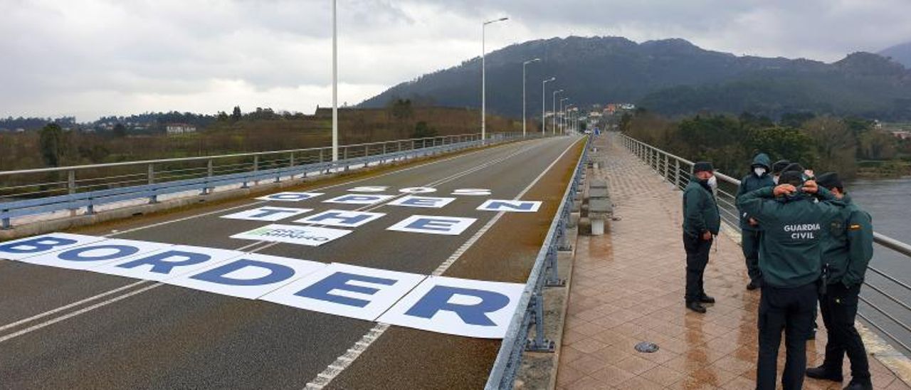 Agentes de la Guardia Civil recientemente en el Ponte da Amizade entre Goián y Cerveira. | // MARTA G. BREA