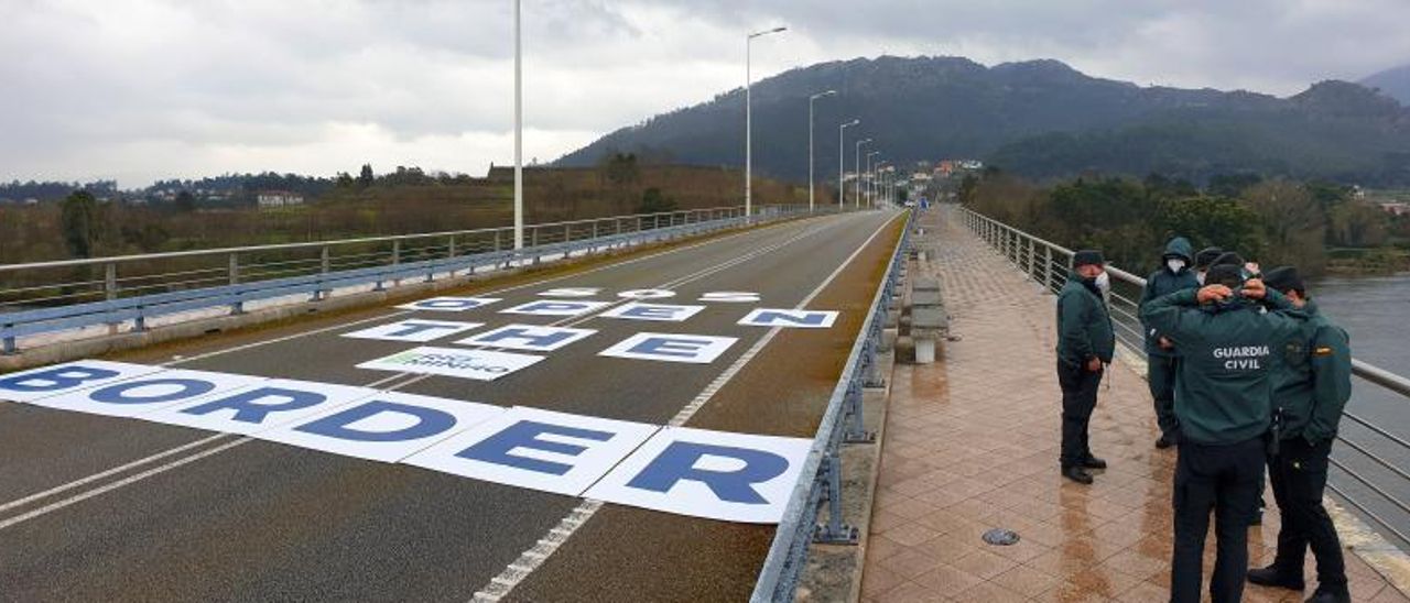 Agentes de la Guardia Civil recientemente en el Ponte da Amizade entre Goián y Cerveira. |   // MARTA G. BREA