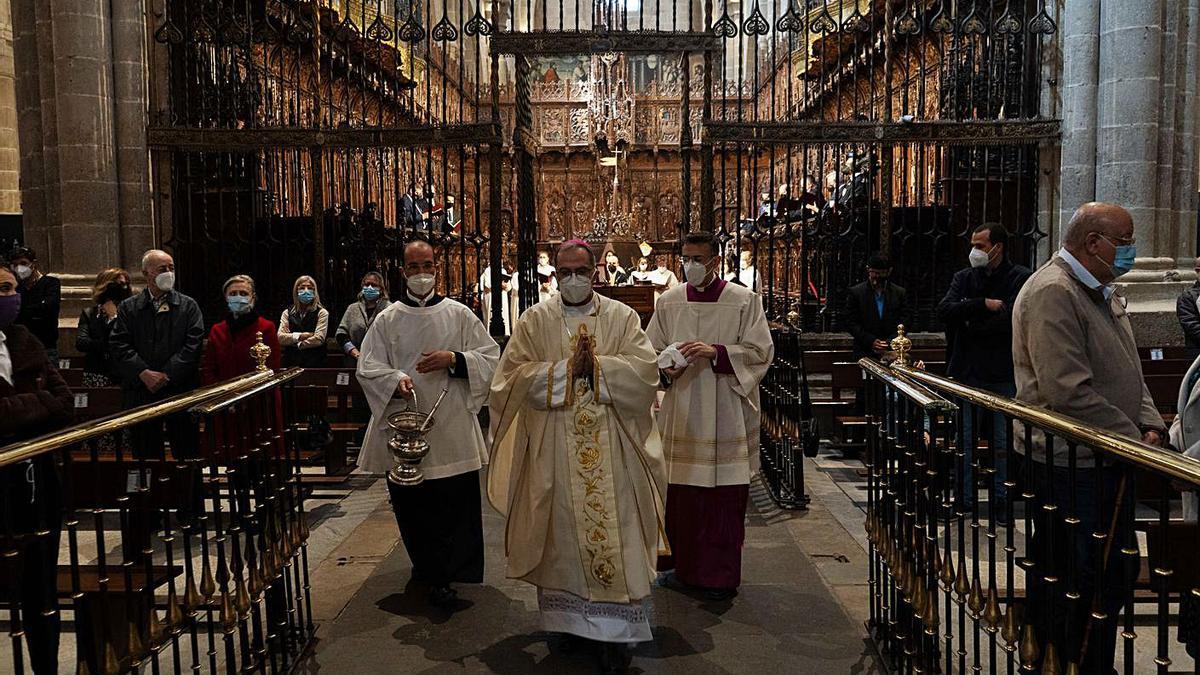 El obispo, Fernando Valera, al concluir el acto de la bendición.