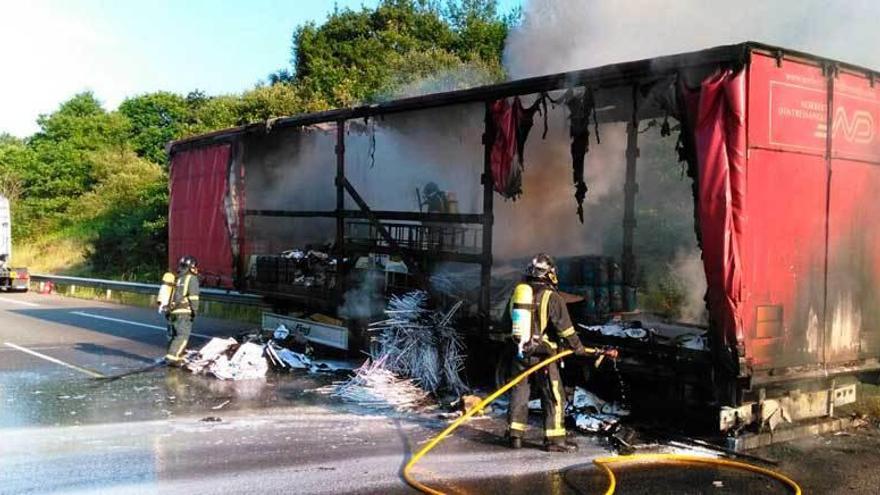 Los bomberos apagan el fuego.