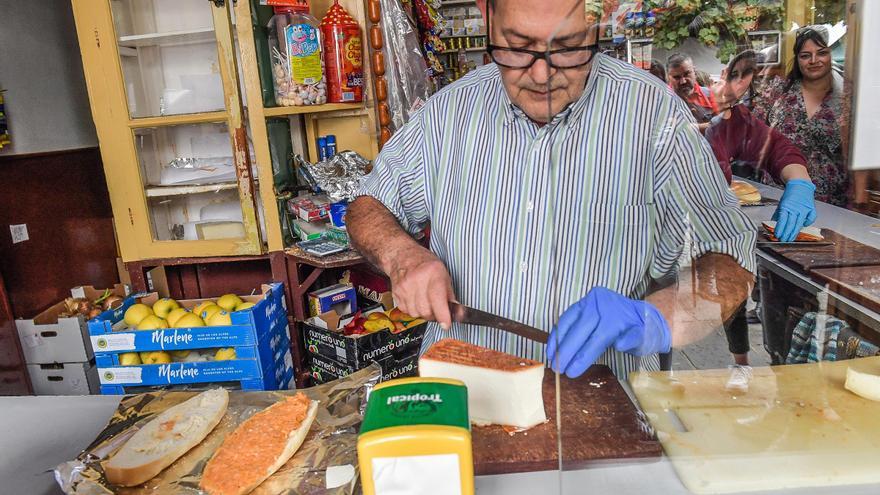 Ultimo día de la tienda de aceite y vinagre de Pepito Falcón en Teror