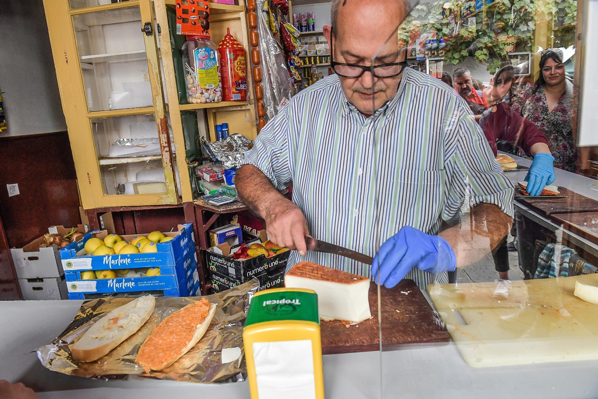 Ultimo día de la tienda de aceite y vinagre de Pepito Falcón en Teror