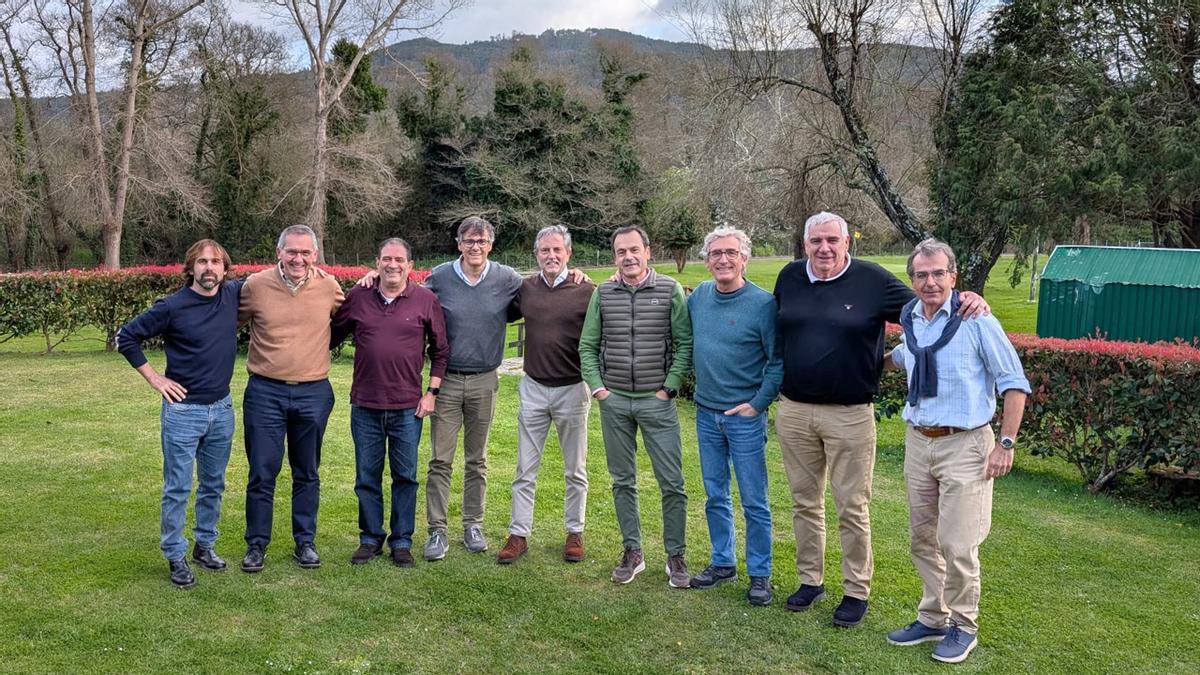 Veterinarios asistentes a una «xuntanza» en torno a un cocido en Coruxo