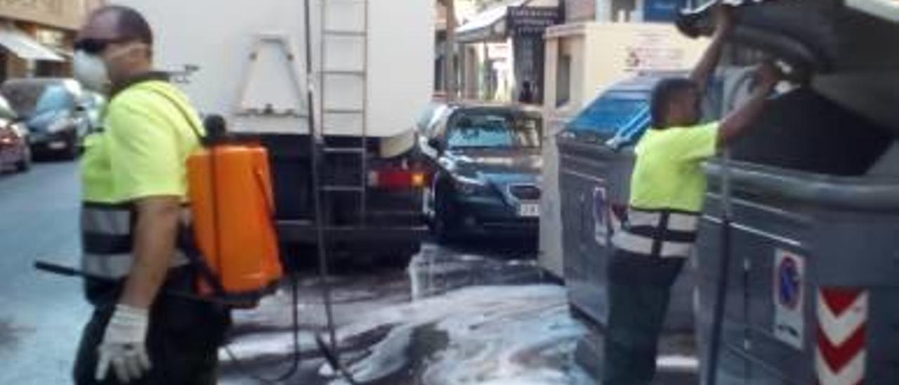 Operarios limpiando las calles de Sant Joan.