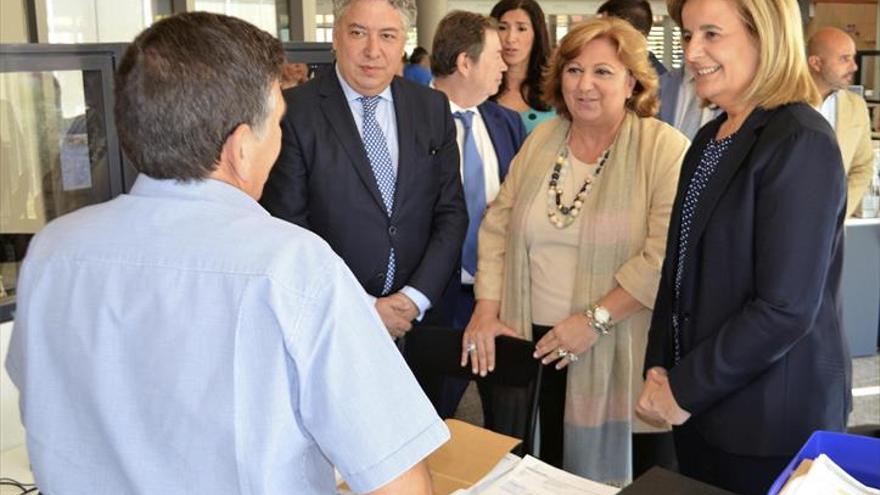 Báñez tiende la mano a la Junta para mejorar la calidad del empleo