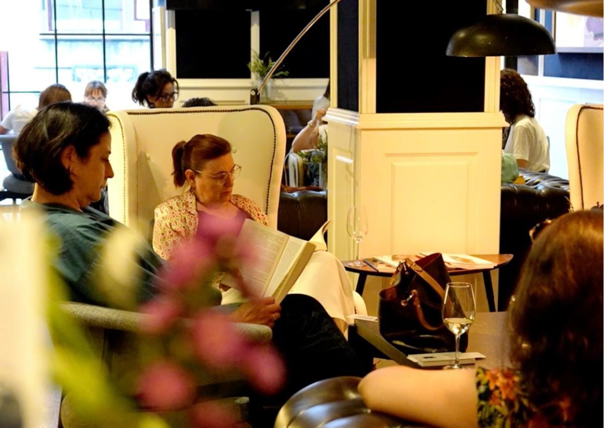 Durante varias horas, los asistentes participan en dos bloques de lectura personal combinados con breves conversaciones.