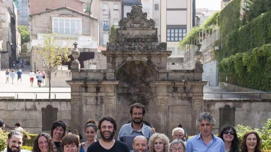 Villares, con miembros de la lista de En Marea por Ourense.