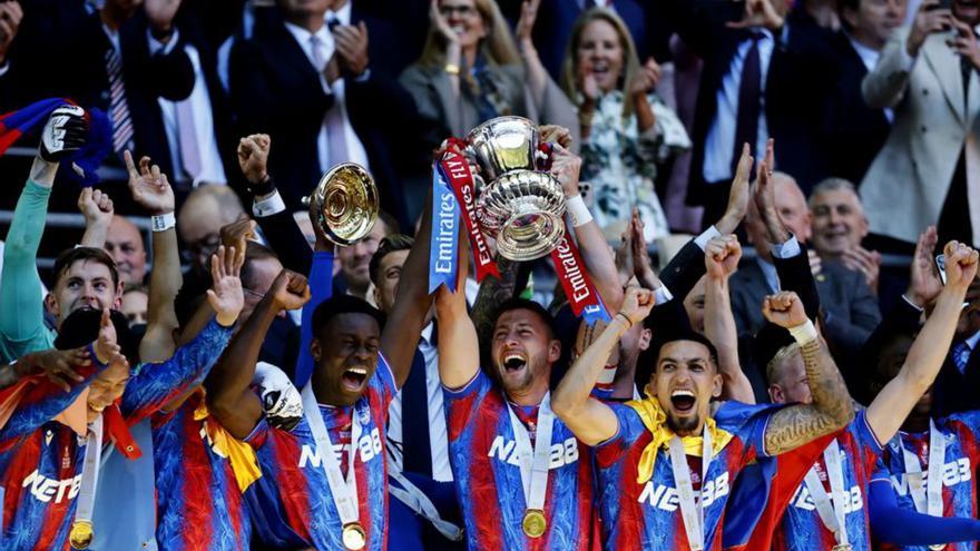 Los jugadores del Crystal Palace alzan la copa. | Efe