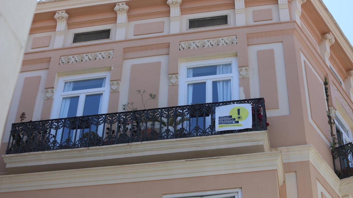 Cartel contra los pisos turísticos en el centro de València.