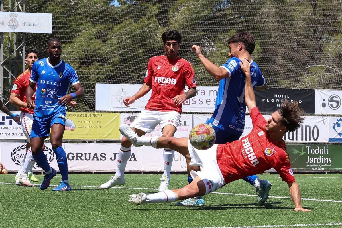 Imágenes del empate de la SD Ibiza ante el CE Andratx por 2-2 en Sant Rafel