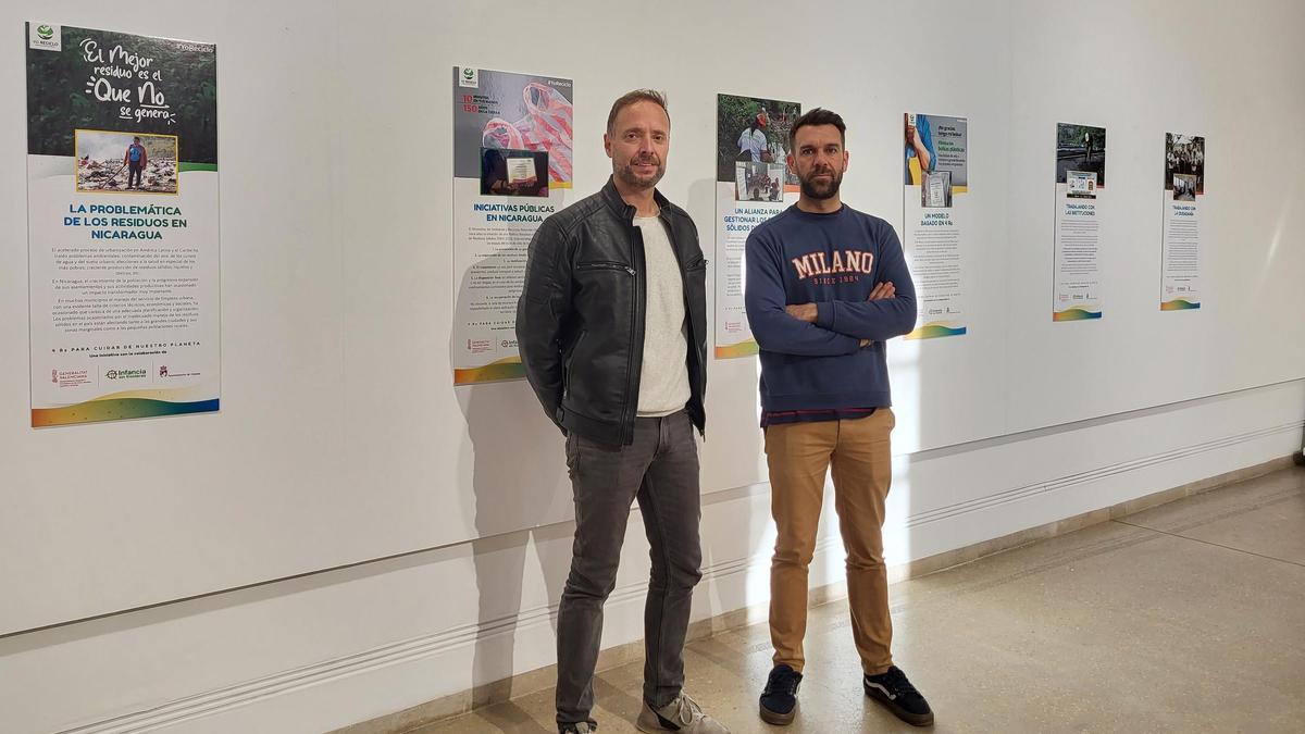 Borrell y Arocas en la visita a la exposición en el Maova.