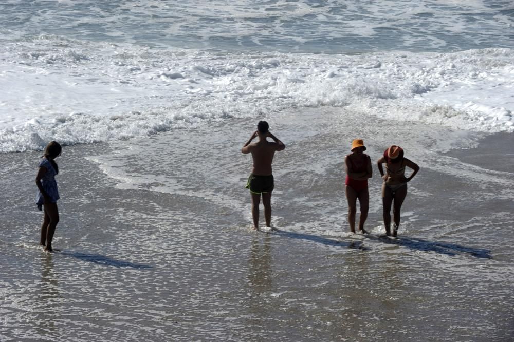 Desalojo de las playas de Riazor y Orzán