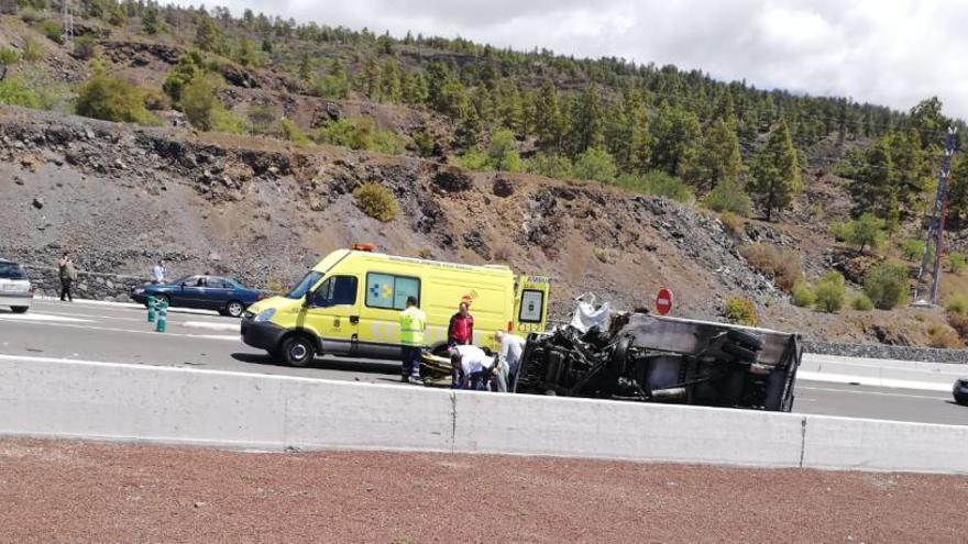 Grave accidente en la TF-1 tras la colisión frontal entre un coche y un camión