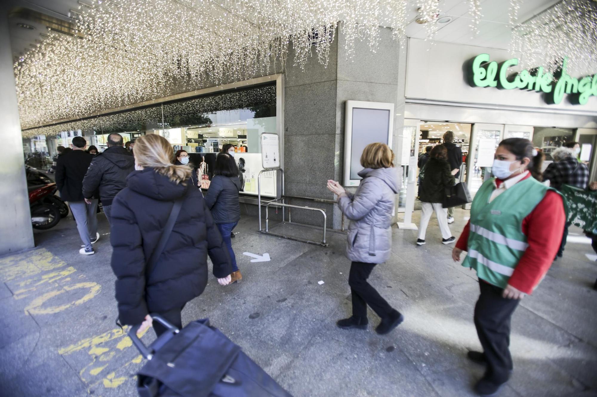 Aglomeraciones en las tiendas del centro de València por las compras de Navidad