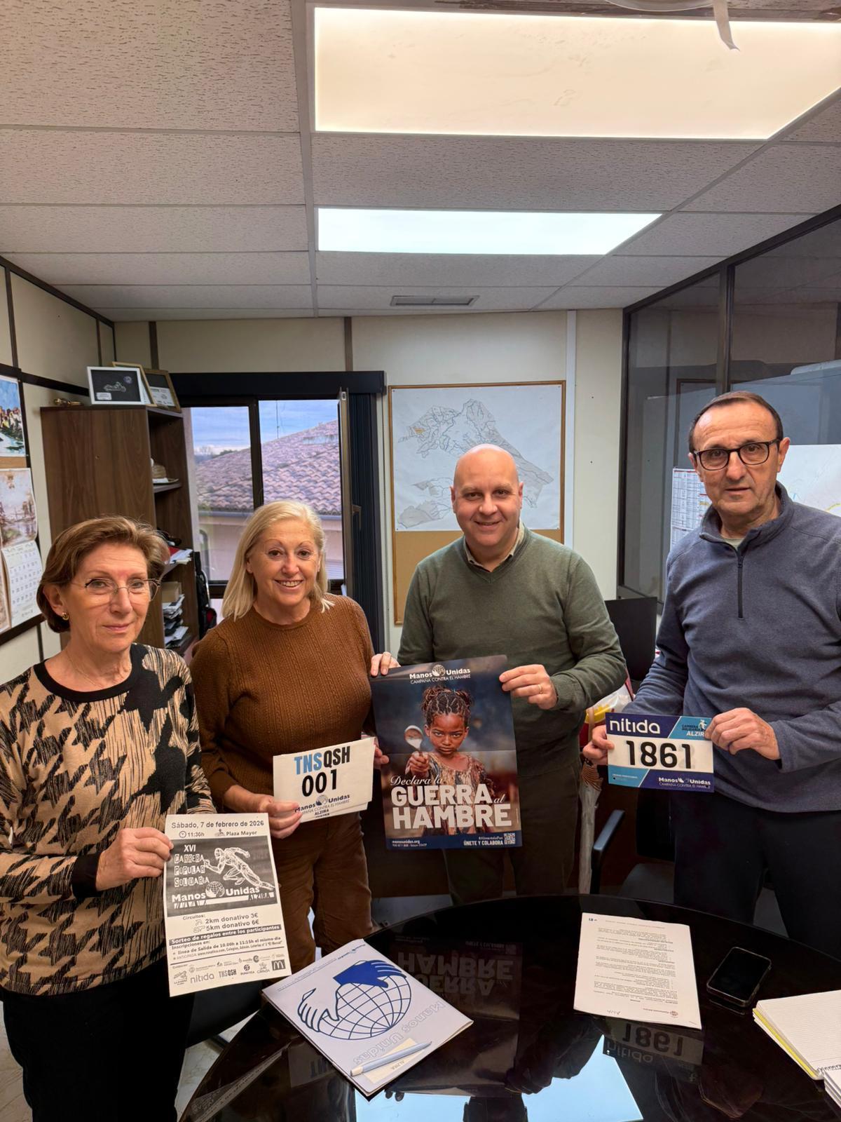 Las representantes de Manos Unidas con el concejal de Deportes de Alzira y el presidente de la Rabosa.