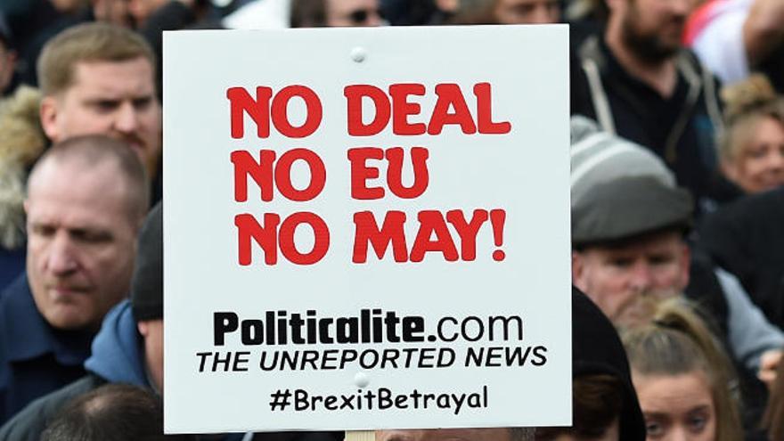 Un súbdito británico con un cartel contra la &#039;premier&#039; Theresa May en una manifestación.