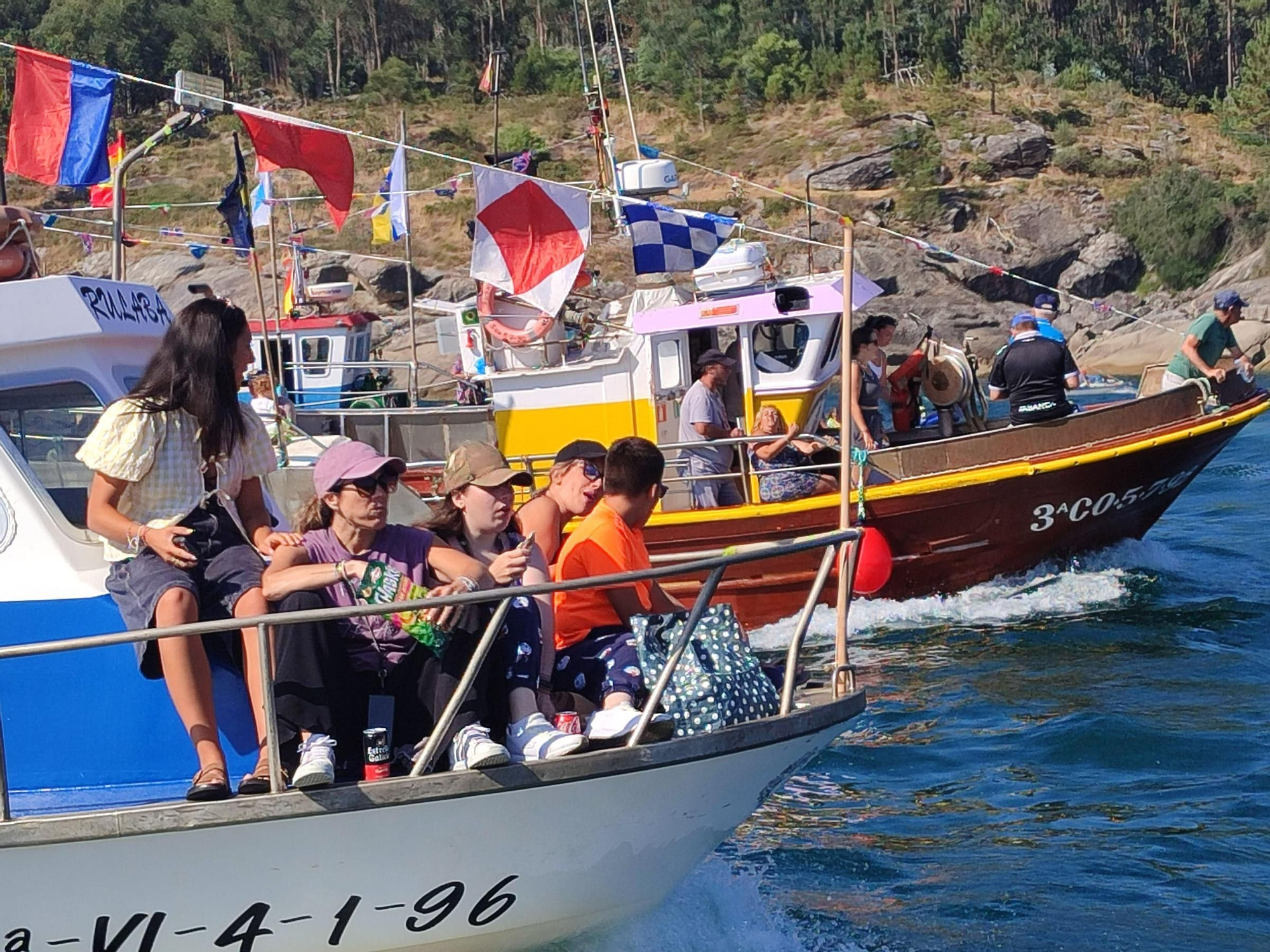 Cangas se hace a la mar por su Virgen del Carmen