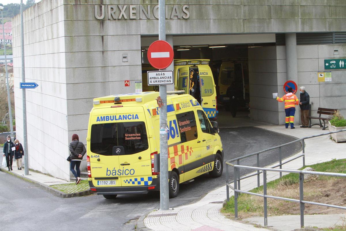 Una ambulancia en el Complejo Hospitalario Universitario de Ourense.
